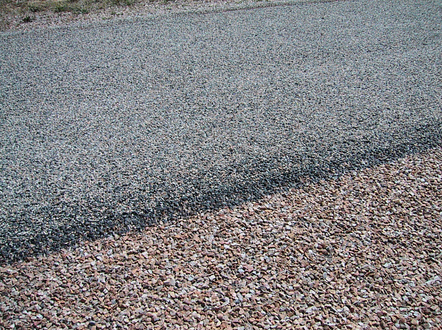 Chip Seal - покрытие для асфальта, которое состоит из слоя битумного вяжущего (горячего или эмульсионного) со слоем заполнителя.